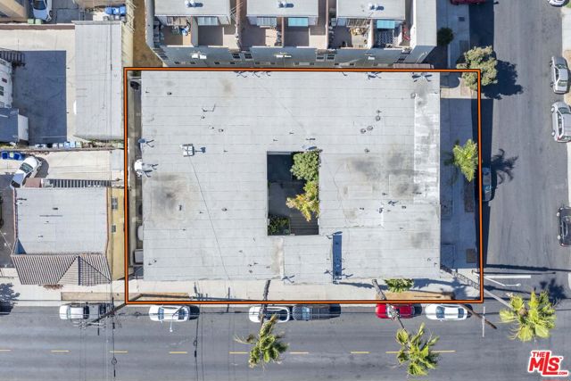 3555 San Marino Street, Los Angeles CA: https://media.crmls.org/mediaz/72e09590-4138-41d3-977b-f314eb621b2b.jpg