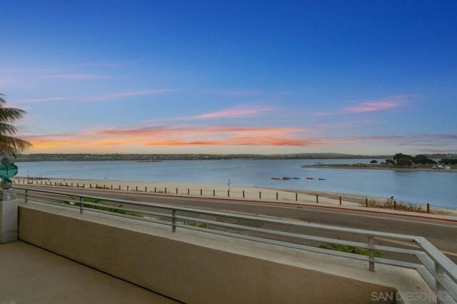 3328 Crown Point, San Diego CA: https://media.crmls.org/mediaz/72e0e243-422a-4708-88dd-072204e16259.jpg