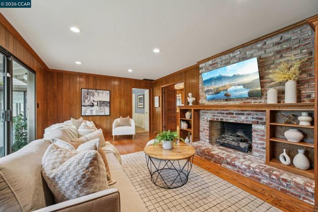 Image 9 of 44 For 34 Sherwood Ct