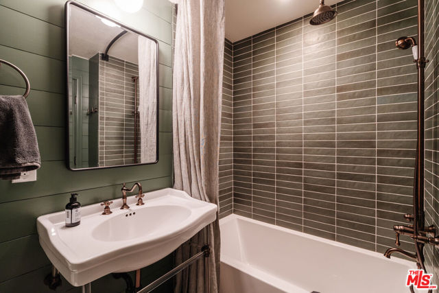 28805 North Shore Road, Lake Arrowhead CA: https://media.crmls.org/mediaz/72e1c2a4-49bc-40c7-b56c-15740dcdeade.jpg