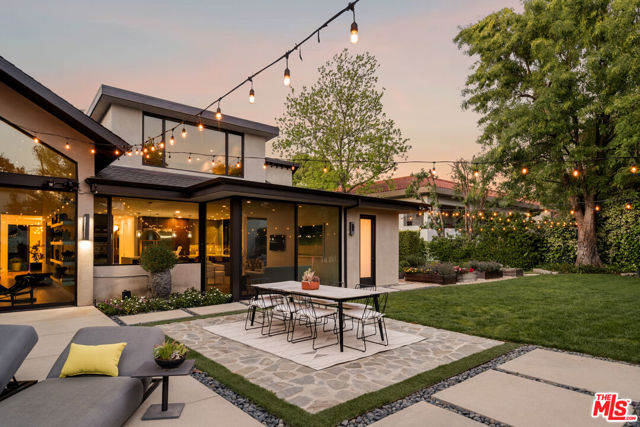 17352 Magnolia Boulevard, Encino CA: https://media.crmls.org/mediaz/72e24a5f-589b-4ca8-8301-3cb9daec4f63.jpg
