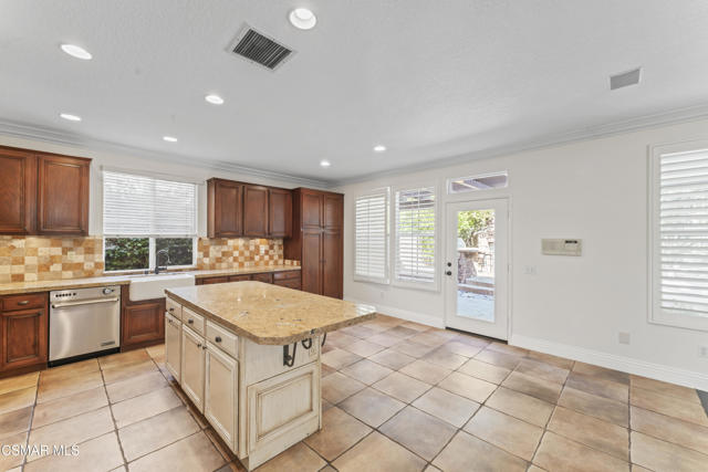 186 Parkside Drive, Simi Valley CA: https://media.crmls.org/mediaz/72e35774-1235-49fb-8c29-886c126ec040.jpg