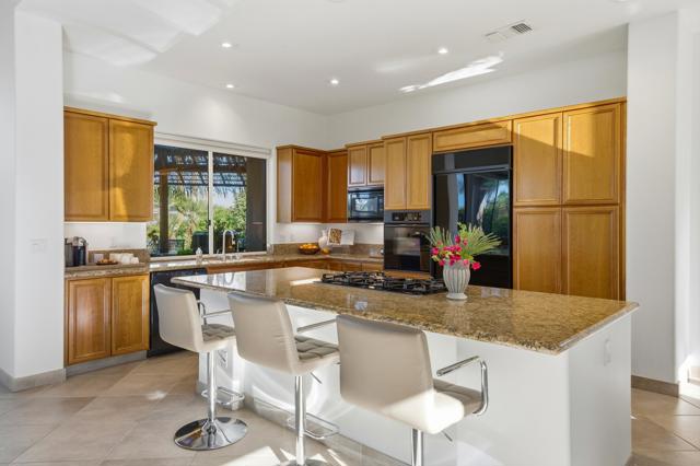 261 Loch Lomond Road, Rancho Mirage CA: https://media.crmls.org/mediaz/72e64a5d-3c34-4532-80a5-b9423ed7c229.jpg