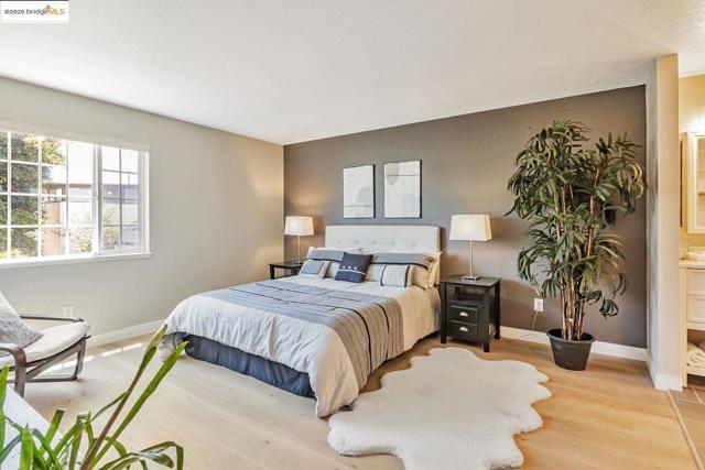 16 Town Sq PL, Oakland CA: https://media.crmls.org/mediaz/72e65ff2-099c-4b5f-b0a5-d3f9d1f13b41.jpg