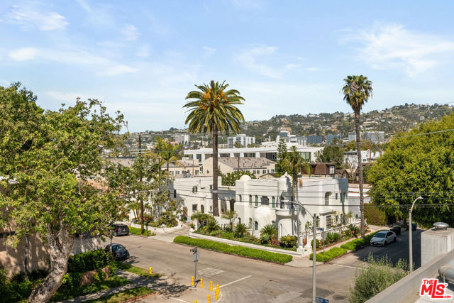 728 N Sweetzer Avenue, West Hollywood CA: https://media.crmls.org/mediaz/72e74200-7da1-4e25-a544-ec0b42085b0e.jpg