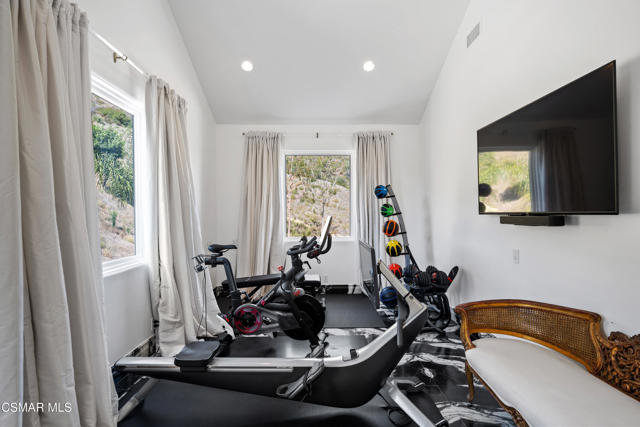 25665 Mulholland Highway, Calabasas CA: https://media.crmls.org/mediaz/72e7d81b-cc5f-4532-a812-3732f65928d4.jpg