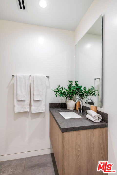 1620 Electric Avenue, Venice CA: https://media.crmls.org/mediaz/72e8580f-9adc-440c-bd0c-fbde08007814.jpg