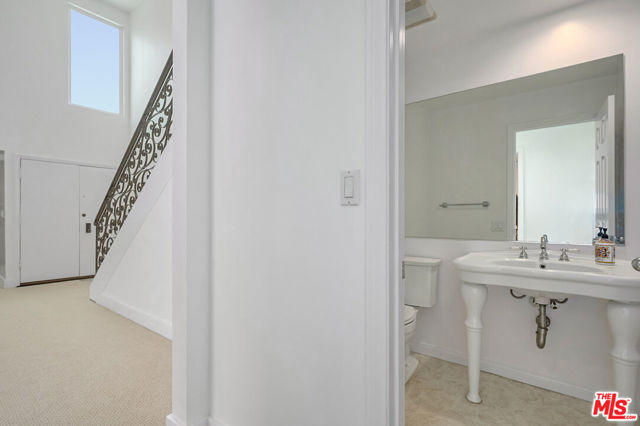 4250 Via Dolce, Marina del Rey CA: https://media.crmls.org/mediaz/72e9344f-54ed-4156-a424-d54075a9eefc.jpg
