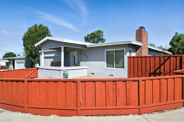 2950 Union Avenue, Hayward CA: https://media.crmls.org/mediaz/72e9614e-6321-450c-b58b-a24466752224.jpg
