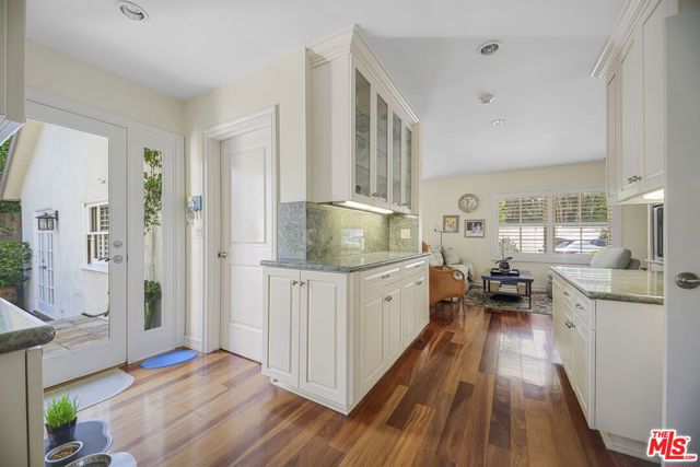 2660 Carman Crest Drive, Los Angeles CA: https://media.crmls.org/mediaz/72e9ae73-7eaa-4b99-b5db-9a1dd78d2fe4.jpg