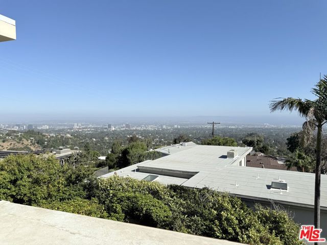 1475 N Kenter Avenue, Los Angeles CA: https://media.crmls.org/mediaz/72e9e023-3b61-4059-8910-529739a20dcc.jpg