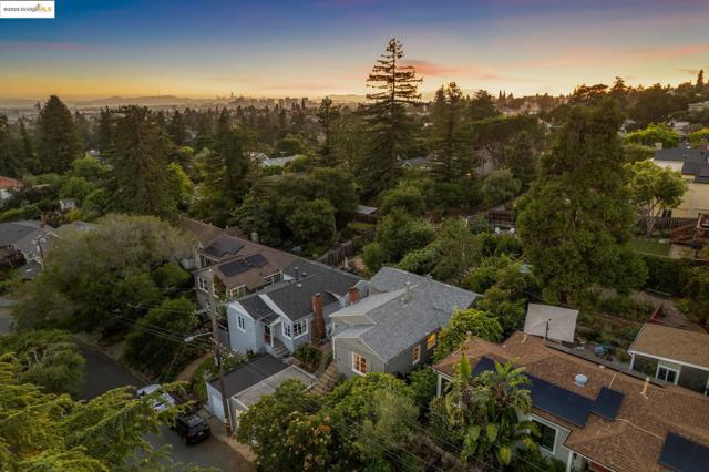 4221 Whittle Ave, Oakland CA: https://media.crmls.org/mediaz/72ea6dda-97fd-4294-bb9e-48c54205cf0f.jpg