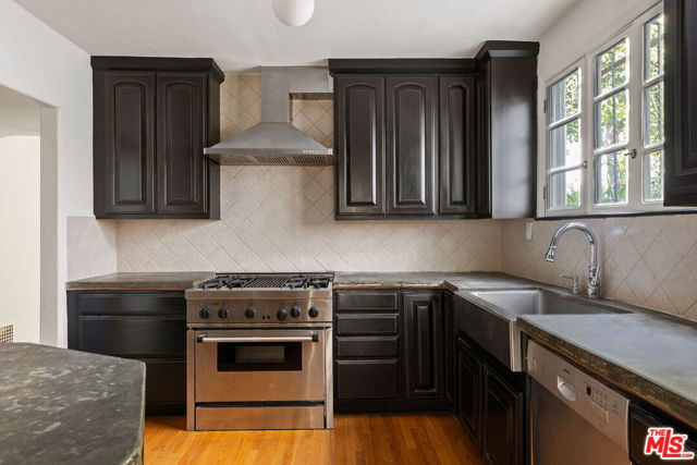 6856 Los Altos Place, Los Angeles CA: https://media.crmls.org/mediaz/72eb1e7e-af86-4fb2-a066-d5e13fb48001.jpg