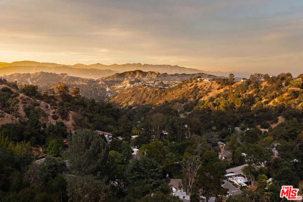 https://media.crmls.org/mediaz/72ec21d0-e874-4c6c-982a-70863a3fff73.jpg?preset=X-Large