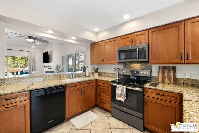 237 E Vista Royale Circle, Palm Desert CA: https://media.crmls.org/mediaz/72ec43e6-2e4a-4c47-bfa9-3a5886086d79.jpg