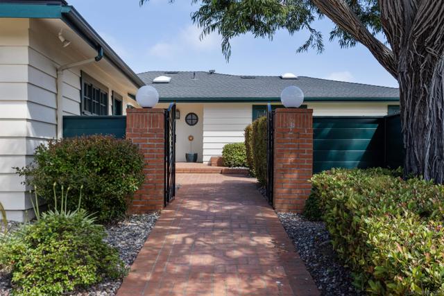 951 Skylark Dr, La Jolla CA: https://media.crmls.org/mediaz/72ec6bb0-1770-44bc-a505-91b9fb87e1dc.jpg