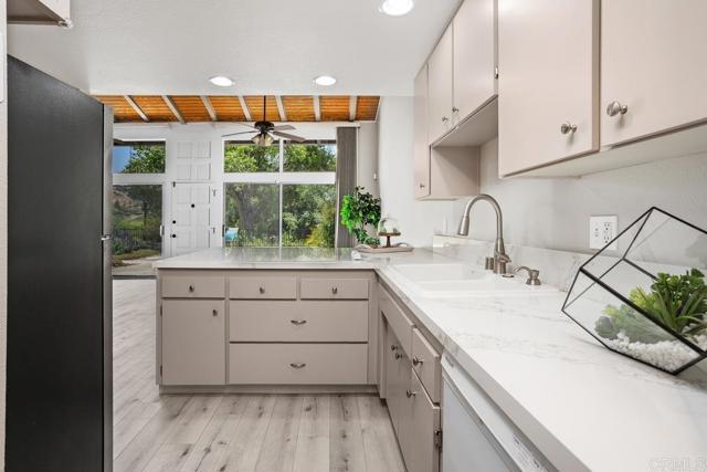 3404 Oak Cliff Dr, Fallbrook CA: https://media.crmls.org/mediaz/72ed4278-35ba-4c80-8b71-d2af9adb4ec3.jpg