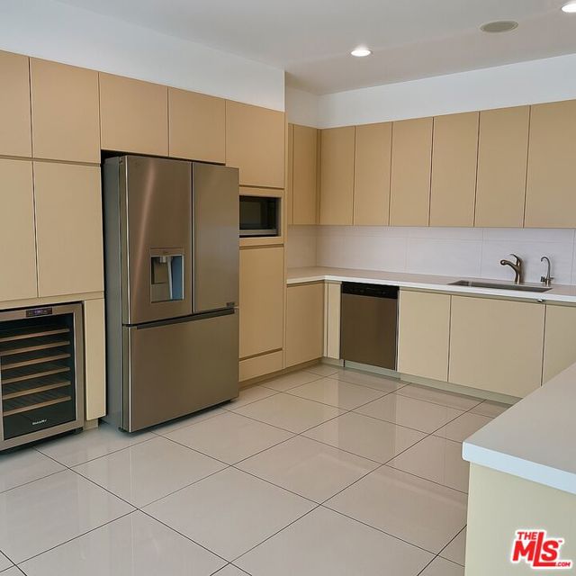 5205 Ocean Front Walk, Marina del Rey CA: https://media.crmls.org/mediaz/72ede71a-f988-428d-a9bd-170fffa56760.jpg