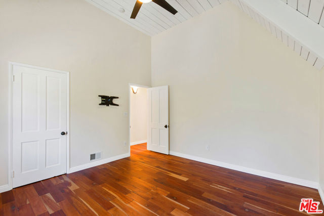 4236 Ensenada Drive, Woodland Hills CA: https://media.crmls.org/mediaz/72ee84be-c4d8-402d-8568-a4cf3556e16c.jpg