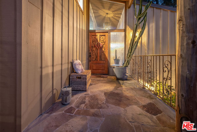 886 Camino Colibri, Calabasas CA: https://media.crmls.org/mediaz/72eeb7ab-5266-414c-8ef1-35b2db8461aa.jpg