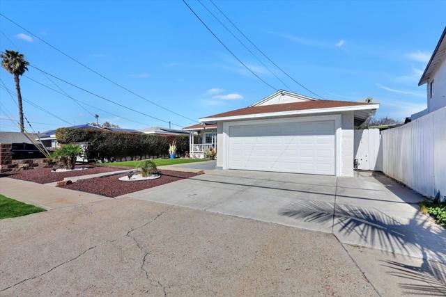 5238 Cervantes Ave, San Diego CA: https://media.crmls.org/mediaz/72ef61b4-22d5-49ee-90b5-3b06cef62664.jpg