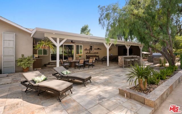 10555 Art Street, Sunland CA: https://media.crmls.org/mediaz/72f015ec-bf83-4596-b259-2c98940aaa72.jpg