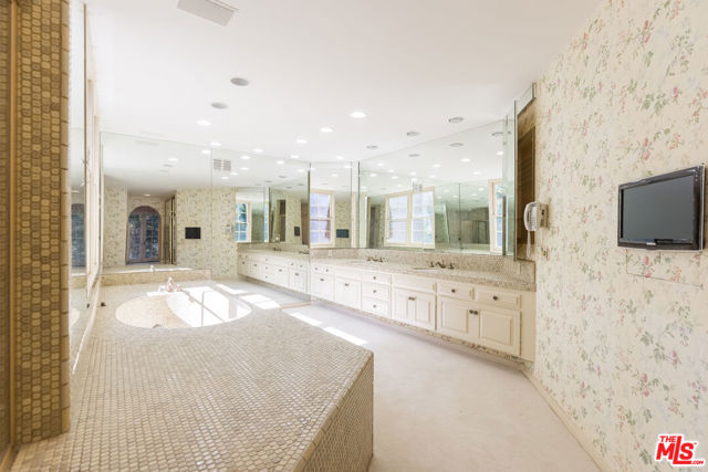 12386 Ridge Circle, Los Angeles CA: https://media.crmls.org/mediaz/72f0215a-9251-4758-b856-e9201cd48ec7.jpg