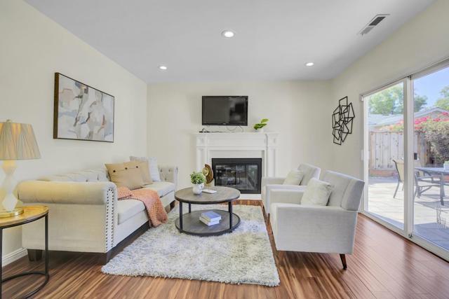34863 Warwick Court, Fremont CA: https://media.crmls.org/mediaz/72f03027-c43d-43ef-8ec2-b7e0413c27d0.jpg