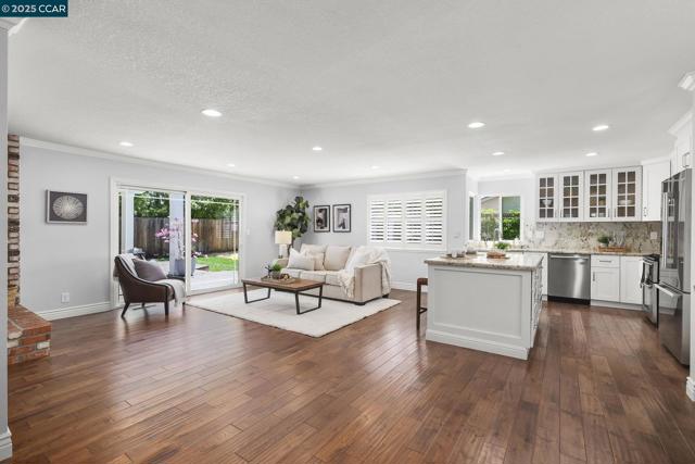 1140 Jamie Dr, Concord CA: https://media.crmls.org/mediaz/72f05481-4ae5-4765-9c8a-dd2f6bb4af43.jpg