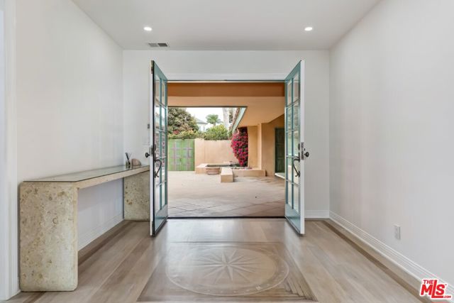 401 Alma Real Drive, Pacific Palisades CA: https://media.crmls.org/mediaz/72f1a0d2-b91b-41f3-aeac-5e1211aa129c.jpg