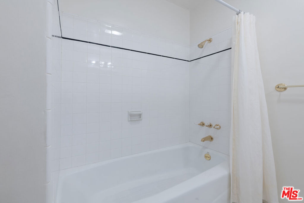 https://media.crmls.org/mediaz/72f33aa1-e78e-4aba-8e6a-dfa6092c0766.jpg?preset=X-Large
