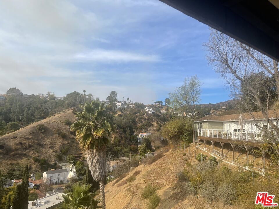 https://media.crmls.org/mediaz/72f3d9b6-2da1-4ed4-96e4-80884438807b.jpg?preset=X-Large