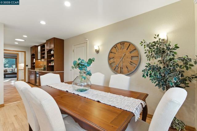15 Ardmore Ct, Pleasant Hill CA: https://media.crmls.org/mediaz/72f3ff52-79b6-4aa9-af7b-b6f4a0a7c6b6.jpg