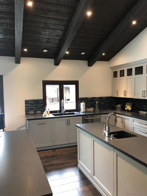 1153 Crest Dr, Encinitas CA: https://media.crmls.org/mediaz/72f4fd69-0a01-4421-8d79-942c0a65f63b.jpg