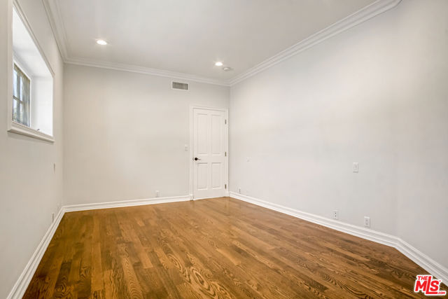 116 N Palm Drive, Beverly Hills CA: https://media.crmls.org/mediaz/72f6d931-c68e-4ba0-9af6-d12742fa26d2.jpg