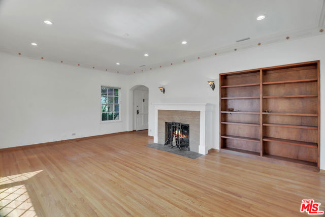 1107 Alfred, Los Angeles CA: https://media.crmls.org/mediaz/72f6dd6e-0552-49d0-8ecd-866771b80470.jpg