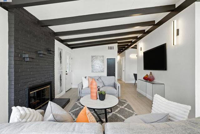 36686 Charles St, Newark CA: https://media.crmls.org/mediaz/72f74405-23bc-4521-843c-325ffc1e2b9a.jpg