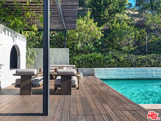 8674 Edwin Drive, Los Angeles CA: https://media.crmls.org/mediaz/72f77750-de45-448d-811d-d6a5f29759a0.jpg