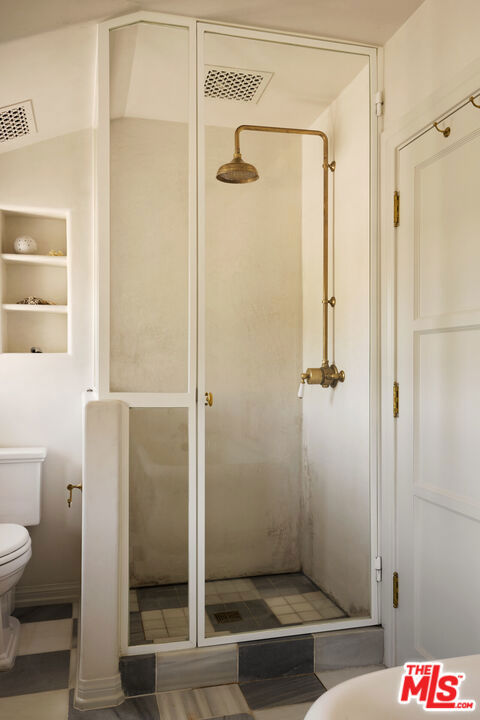 239 W Channel Road, Santa Monica CA: https://media.crmls.org/mediaz/72f7cf91-bc72-485e-a9db-6f16d5c926d9.jpg