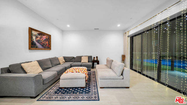 12553 N Ridgeline Road, Porter Ranch CA: https://media.crmls.org/mediaz/72f84732-be1b-4033-91fc-9f3410009bd4.jpg