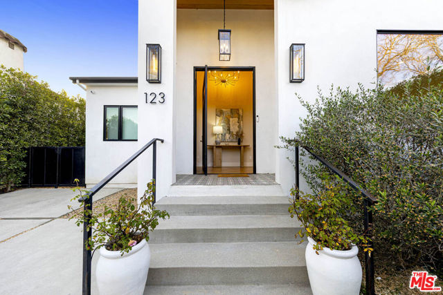 123 S Kilkea Drive, Los Angeles CA: https://media.crmls.org/mediaz/72f91ea5-4276-4964-9745-75f8b0a4e035.jpg