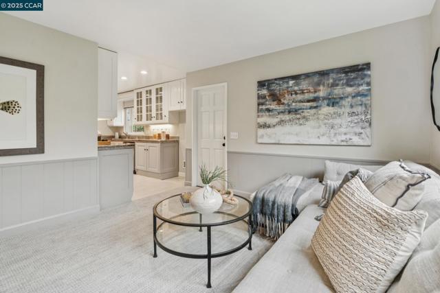 8 Southwaite Ct, Orinda CA: https://media.crmls.org/mediaz/72f94596-608d-4f36-a2a1-166dde0c7562.jpg