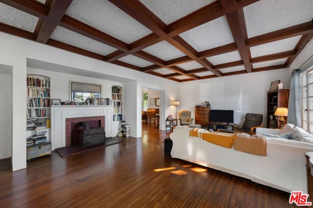 333 E Anapamu Street, Santa Barbara CA: https://media.crmls.org/mediaz/72f9610d-a065-4b9f-8173-248775ff3e37.jpg