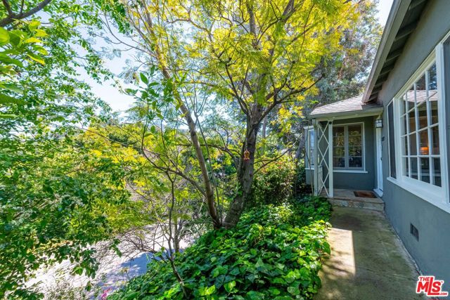 3217 Bennett Drive, Los Angeles CA: https://media.crmls.org/mediaz/72fa0f9a-a876-49b2-ac22-89ec52e62464.jpg