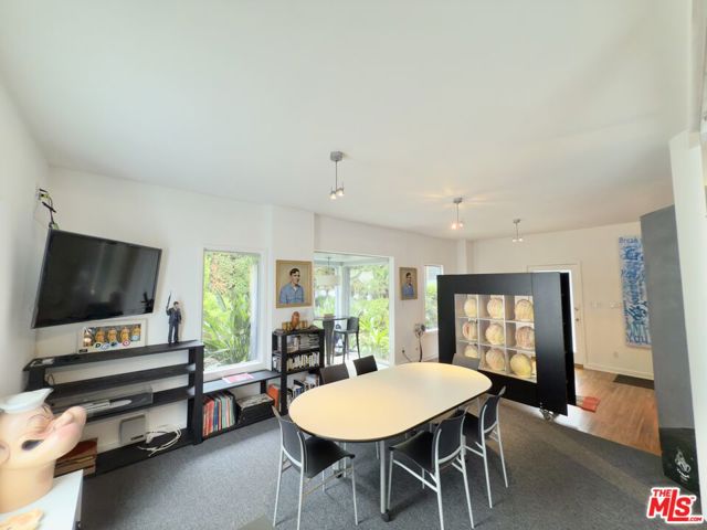 2714 4th Street, Santa Monica CA: https://media.crmls.org/mediaz/72fa8df8-b09f-4232-8386-6d4023d03f36.jpg