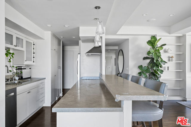 2220 Avenue Of The Stars, Los Angeles CA: https://media.crmls.org/mediaz/72fb3e62-14c1-48af-b680-569cd4c7b090.jpg