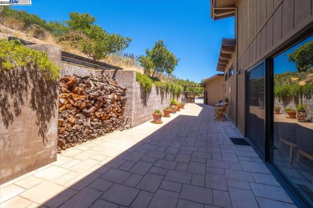 15335 Via Los Tulares, Carmel Valley CA: https://media.crmls.org/mediaz/72fb7c30-092d-403d-93b4-eeb1e7a812bd.jpg