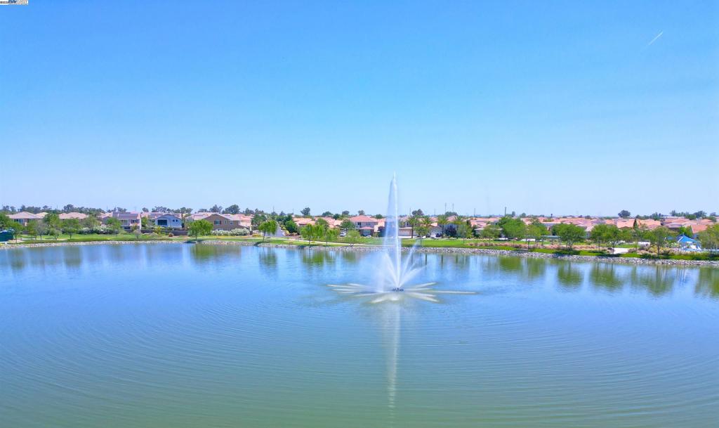 https://media.crmls.org/mediaz/72fb93f9-cffa-4058-b393-75002278b51f.jpg?preset=X-Large