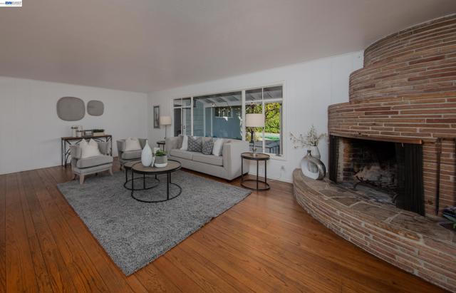1785 Holly Ave, Menlo Park CA: https://media.crmls.org/mediaz/72fc26bf-9750-45bf-9758-47f739068ba0.jpg