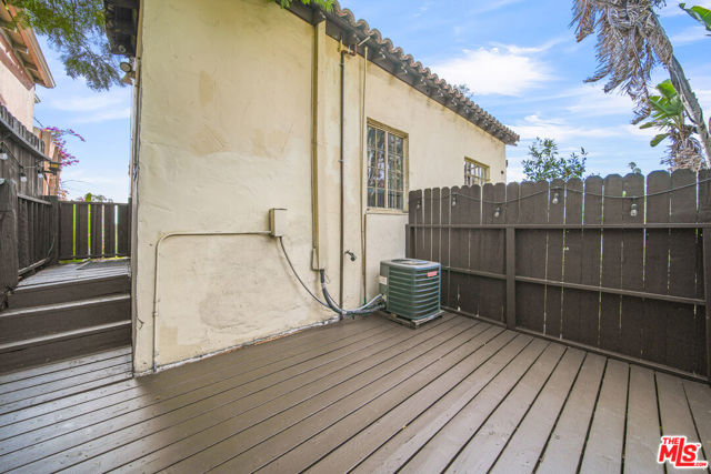 6686 Emmet Terrace, Los Angeles CA: https://media.crmls.org/mediaz/72fcc69f-b47c-41c5-bca6-fb57f55635e4.jpg